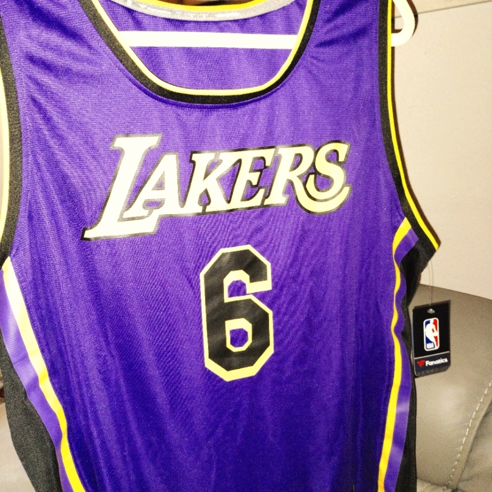 Lakers James jersey and shorts both XL